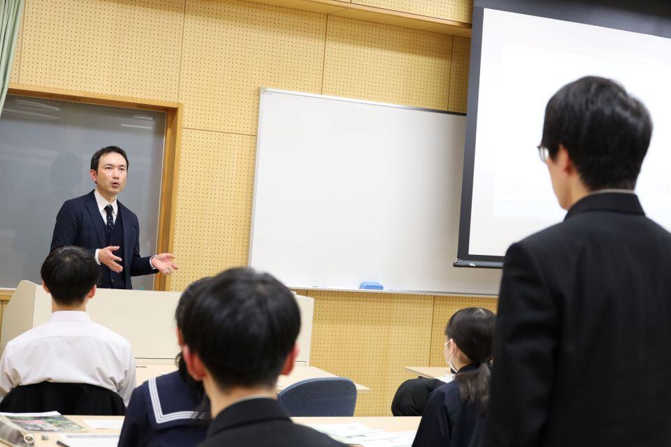生徒の質問に答える川本助教