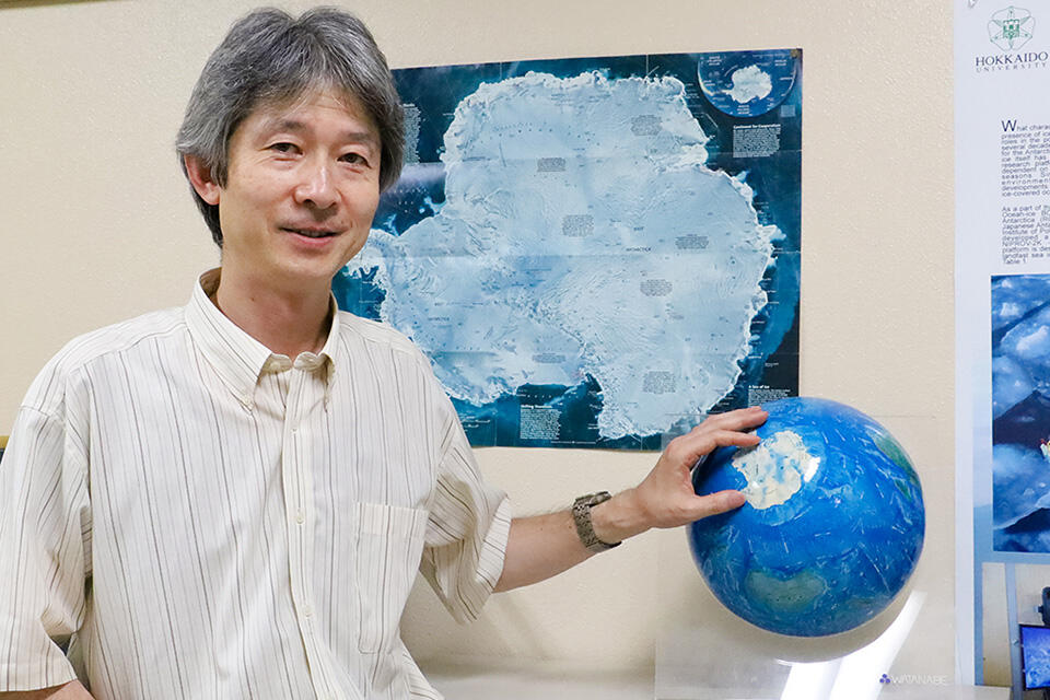 青木准教授。本学低温科学研究所にて